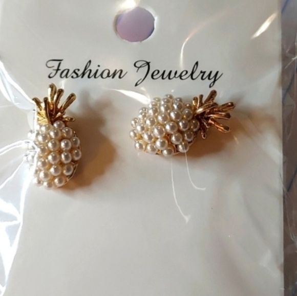Pineapple shape earrings pearl like gold tone post - Picture 3 of 5